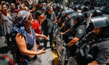 Најмалку петмина пратеници повредени во Буенос Аирес за време на демонстрациите против економските реформи на претседателот на Аргентина