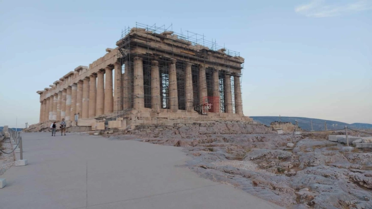 Кулминира топлотниот бран во Грција, пет часа затворени археолошките локалитети во Атина