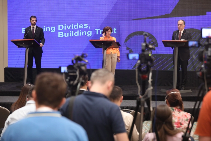 Добрососедските односи се градат со добра желба, дијалог и меѓусебна почит, порача претседателката Сиљановска Давкова