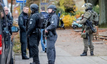 Германската полиција застрела напаѓач во навивачката зона во Хамбург