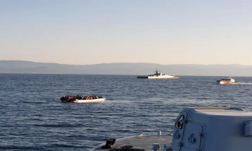 ЕК очекува Грција да ги истражи извештаите дека грчки погранични службеници фрлале мигранти во море