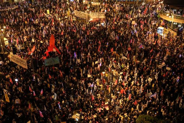 Protesters clash with police in Jerusalem, calling for gov to resign