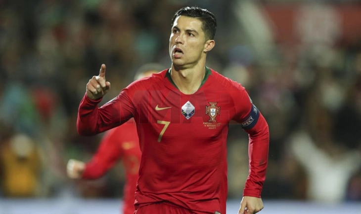 Ronaldo u drejtohet në mënyrë speciale tifozëve para duelit me Çekinë