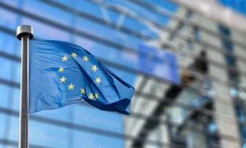 РСЕ: Се очекува ЕУ делумно и постепено да ги укинува мерките против Косово