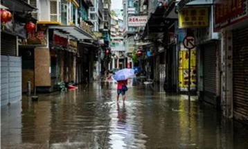 Најмалку 47 лица го загубија животот во поплави во јужна Кина