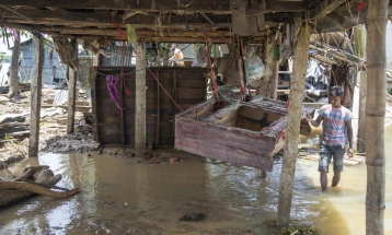 Поплави во Бангладеш, погодени над два милиони луѓе