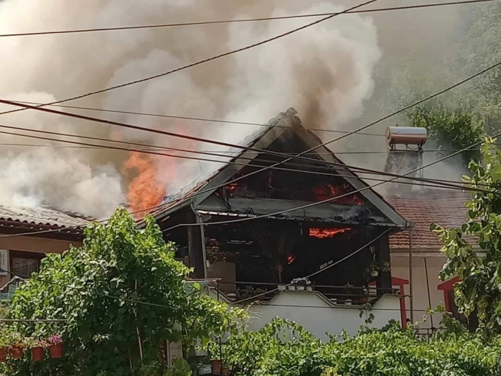 Во пожар во Струмица изгореа три куќи, две лица повредени