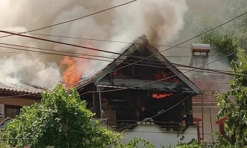 Во пожар во Струмица изгореа две куќи, две лица повредени