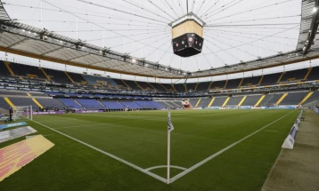 Нагелсман со критики за теренот на стадионот во Франкфурт: Тешките играчи се чувствуваат како да возат на летни гуми во зима