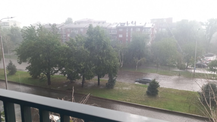 Mot i lig dhe shi i fuqishëm me bubullima në Shkup