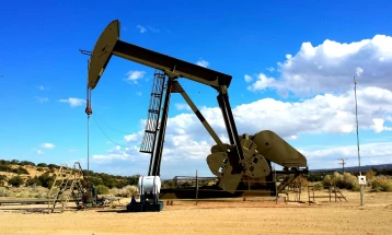 ИЕА: Чистата енергија ја забавува побарувачката за нафта