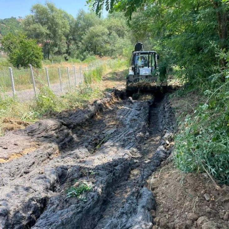 Се чистат одводните канали во Македонска Каменица