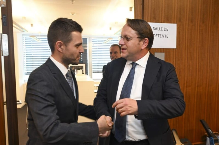 Mucunski në takim me Varhejn: Qeveria e re është fuqishëm e përkushtuar ndaj agjendës reformuese dhe integrimeve evropiane