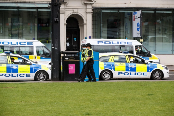 Британската полиција уапси четири лица поради упад на имотот на премиерот