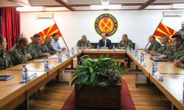 Министерот за одбрана Мисајловски во посета на Командата за операции