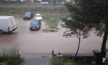 УХМР: Поради најавените врнежи, можни зголемувања на водостоите и комунални проблеми во градските средини