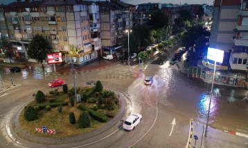 QMK: Raportime për dëme nga stuhia në rajonin e Tetovës, stuhi edhe në Gostivar dhe Kumanovë, ndërsa masa e paqëndrueshme e vranësirave lëviz drejt Serbisë