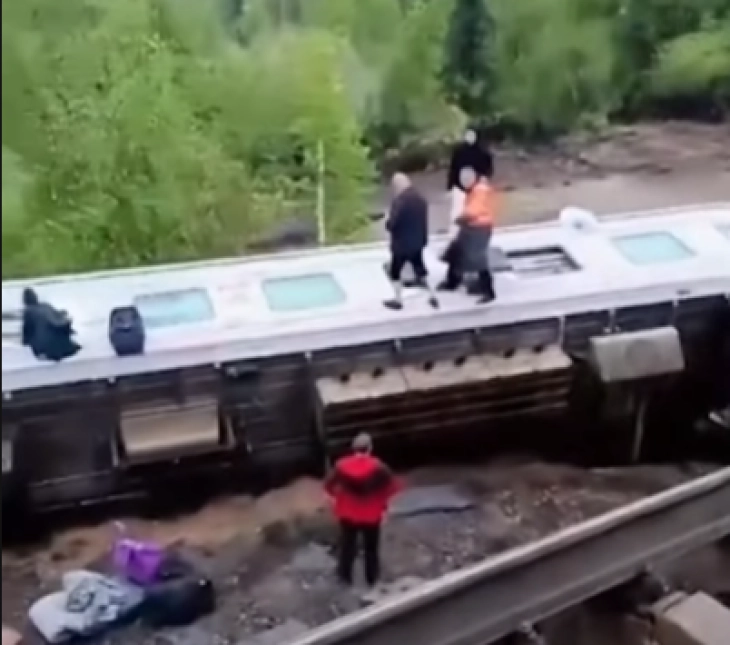 Воз излета од шините во северна Русија, двајца загинати, 50 повредени