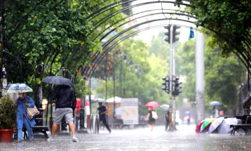 УХМР: Утре повремен пороен дожд и грмежи, особено во источните делови