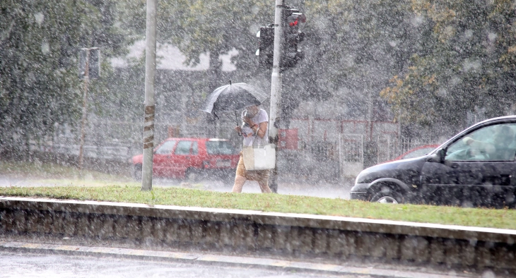 ЦУК: Интензивен пороен дожд и грмежи во Тетово и Скопје
