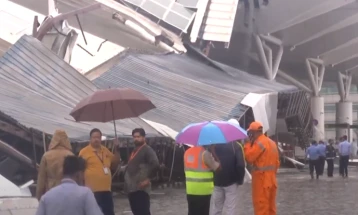 Се урна покривот на аеродромот во Њу Делхи, еден загинат, летовите откажани