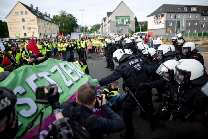 Демонстрантите и полицијата се судрија во германскиот град Есен