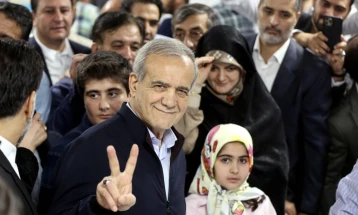 Reformist and hardliner head to run-off in Iran presidential election