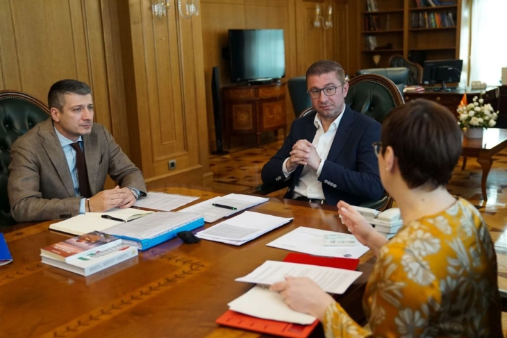 Mickoski në takim me Perinskin dhe Dimitrieska Koçoskën: Me rishikimin e buxhetit do të sigurojmë 250 milionë euro për zhvillimin infrastrukturor të komunave