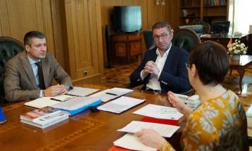 Mickoski në takim me Perinskin dhe Dimitrieska Koçoskan: Me rishikimin e buxhetit do të sigurojmë 250 milionë euro për zhvillimin infrastrukturor të komunave