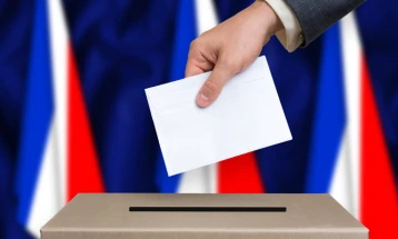 French far-right leads snap election as Macron loses ground