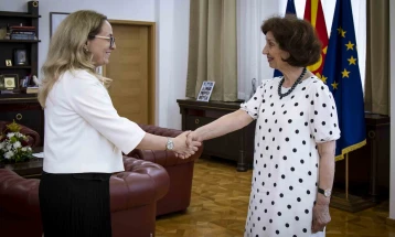 Presidentja Siljanovska Davkova e priti ambasadoren rumune Adela Monika Aksinte
