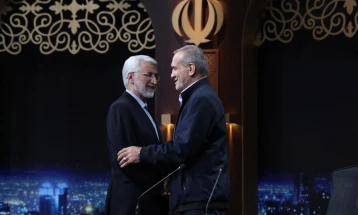 Двајцата кандидати за претседател на Иран меѓусебно се обвинуваат за безидејност и недостиг на искуство