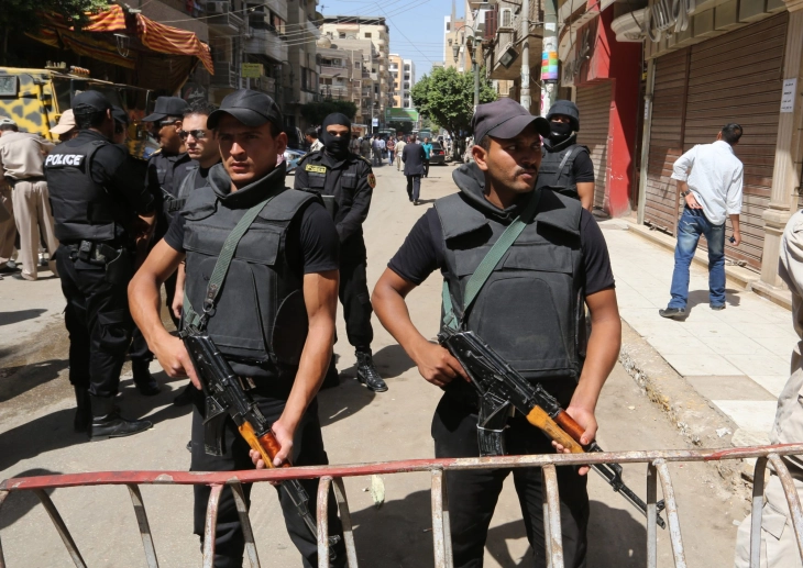 Четиринаесет загинати при уривање на трикатна зграда во Египет