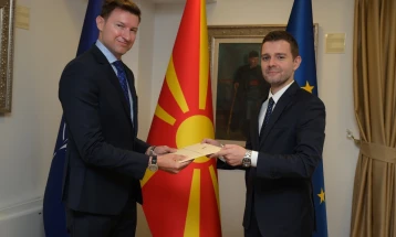 Mucunski i pranoi letrat kredenciale nga ambasadori i Shqipërisë, Denion Meidani
