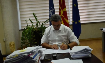 Трипуновски: Ги потпишав сите заостанати договори и документи во Министерството