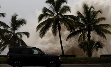 Најмалку шест лица загинаа, а пет се водат како исчезнати по налетот на ураганот Берил врз Карибите