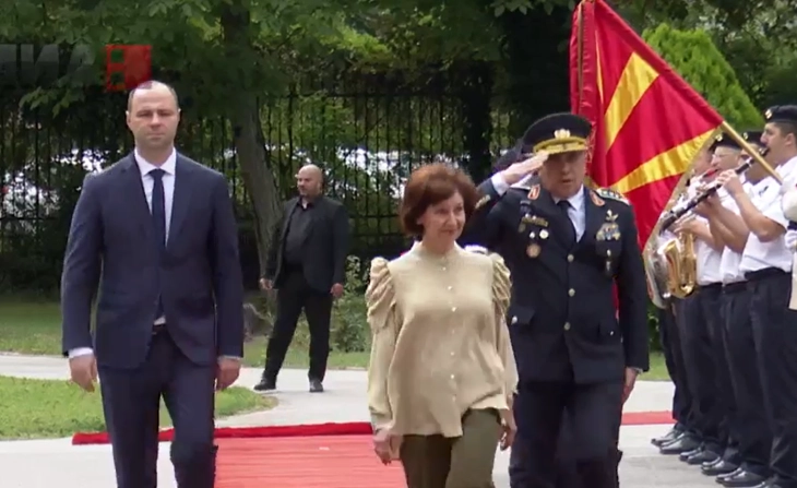 Официјален пречек на Сиљановска-Давкова пред ГШ и Министерството за одбрана (во живо)