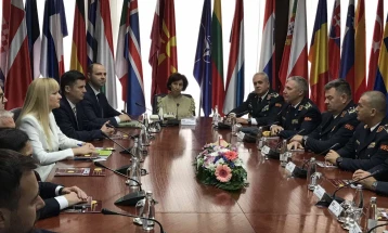 Сиљановска-Давкова на состанок со началникот на ГШ и министерот за одбрана