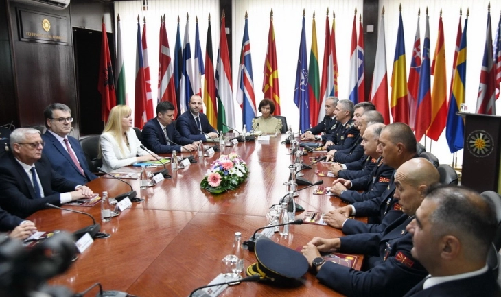 Претседателката Сиљановска Давкова во посета на Генералштабот на Армијата и Министерството за одбрана