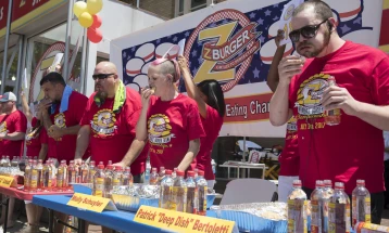 Американскиот натпревар во јадење хот-дог има нов шампион