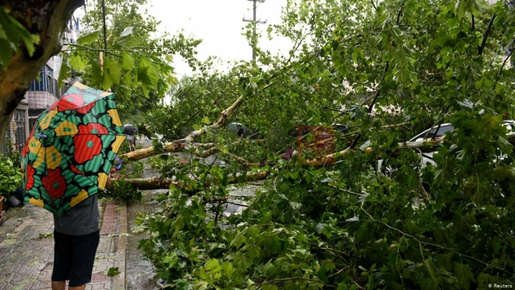 Një person ka humbur jetën, ndërsa 79 të tjerë janë plagosur gjatë tornados në lindje të Kinës