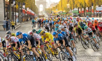 Тур де Франс: Парична казна поради бакнеж за сопругата и синот