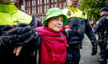 Грета Тунберг приведена за време на климатски протест во Холандија