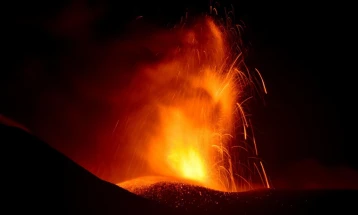 Вулканот Етна исфрли лава и облак од пепел и чад висок околу пет километри