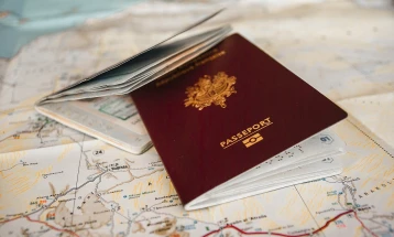 Доцнењата во издавањето пасоши ги фрустрира Германците на почетокот на летните одмори