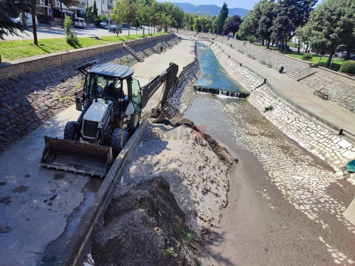 Се вади речен нанос од коритото на Луда Мара во Кавадарци 