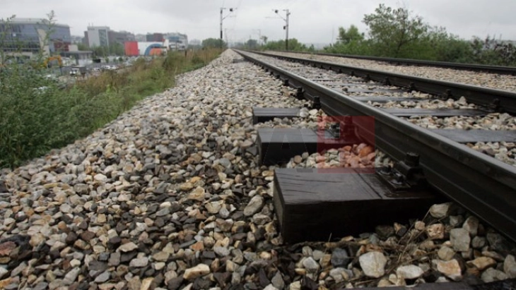 Një person humb jetën pasi goditet nga treni