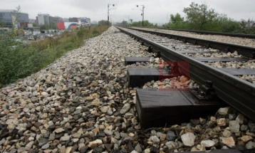 Një person humb jetën pasi goditet nga treni