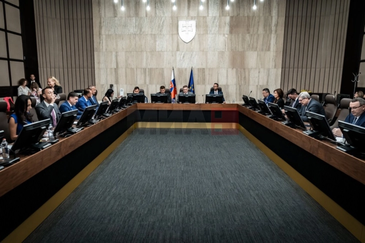 Kryeministri sllovak është kthyer në detyrë pas plagosjes,  merr pjesë në një seancë të Qeverisë