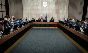 Kryeministri sllovak është kthyer në detyrë pas plagosjes,  merr pjesë në një seancë të Qeverisë